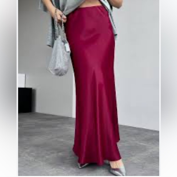 Fame and Partners skirt in burgundy with slit